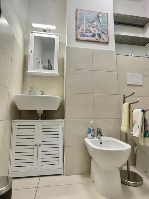 La Venezia'S Studio Flat Livorno Bagian luar foto