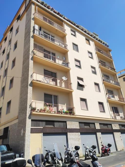 La Venezia'S Studio Flat Livorno Bagian luar foto