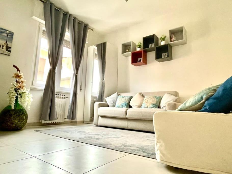 La Venezia'S Studio Flat Livorno Bagian luar foto