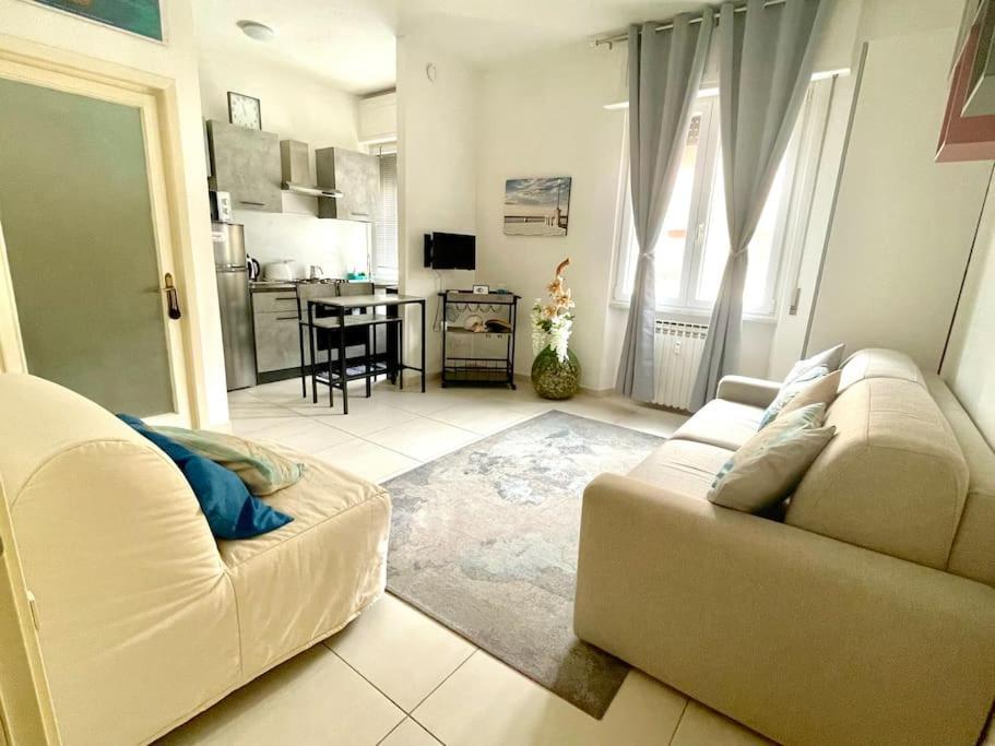 La Venezia'S Studio Flat Livorno Bagian luar foto