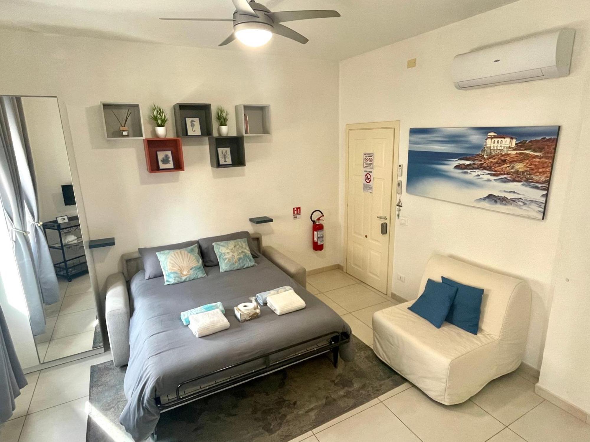 La Venezia'S Studio Flat Livorno Bagian luar foto